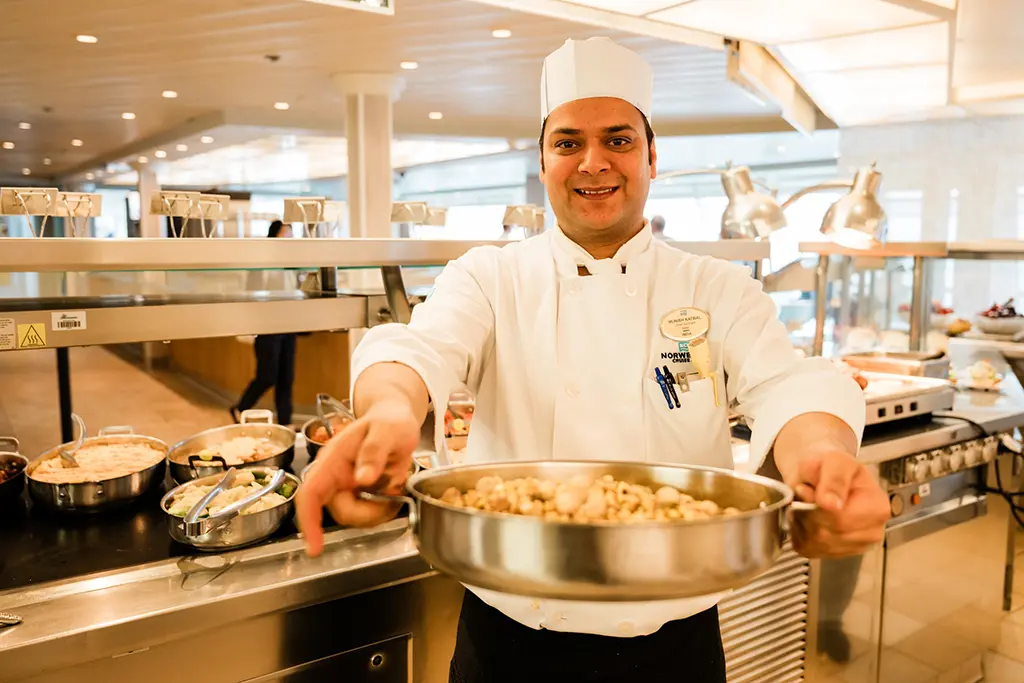 Trabaja en cruceros como Asistente de Cocina